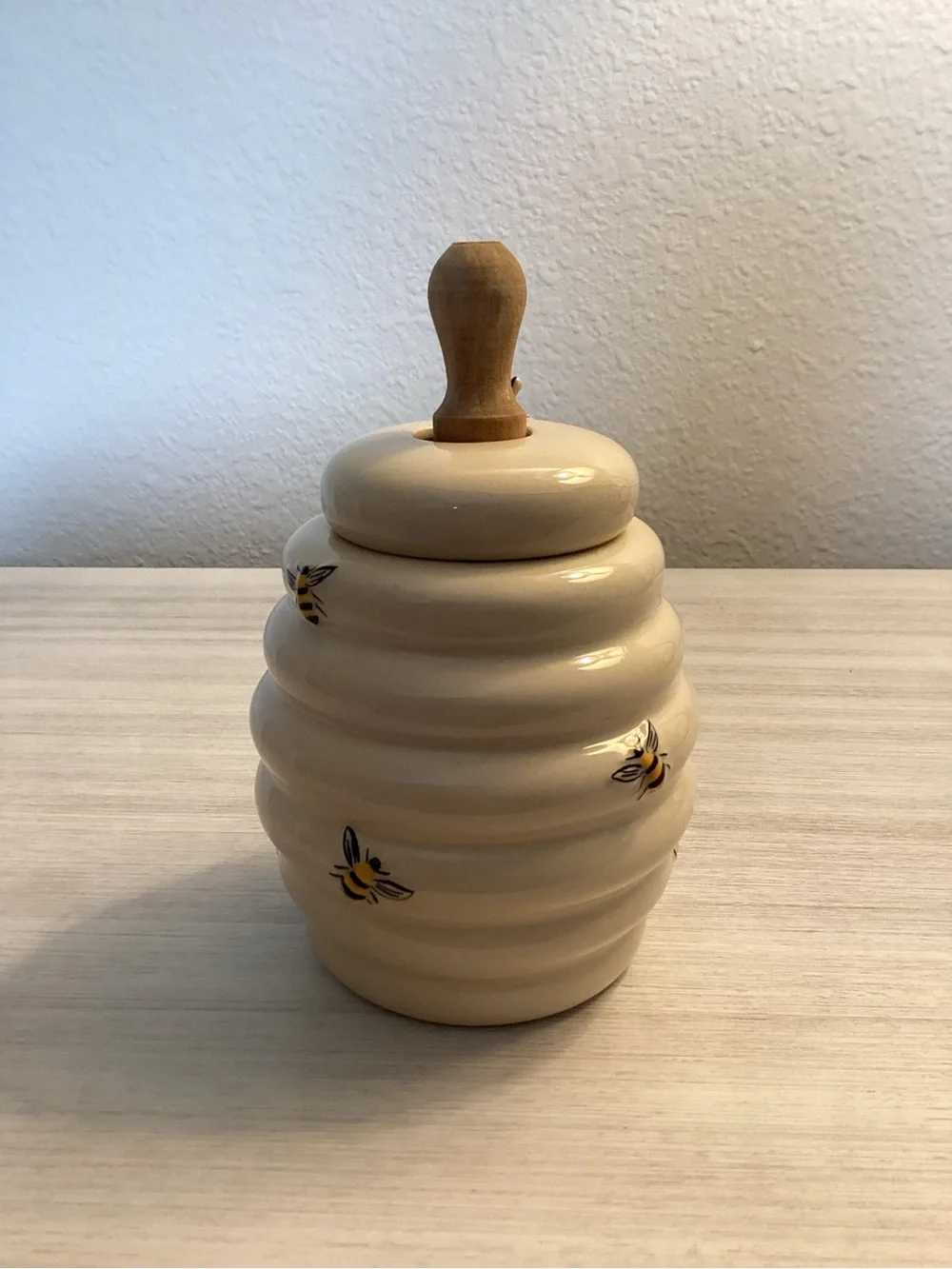 Harry & David Bumble Bee Hive Ceramic Honey Pot  w/ Wood  Dipper 5” - IEC